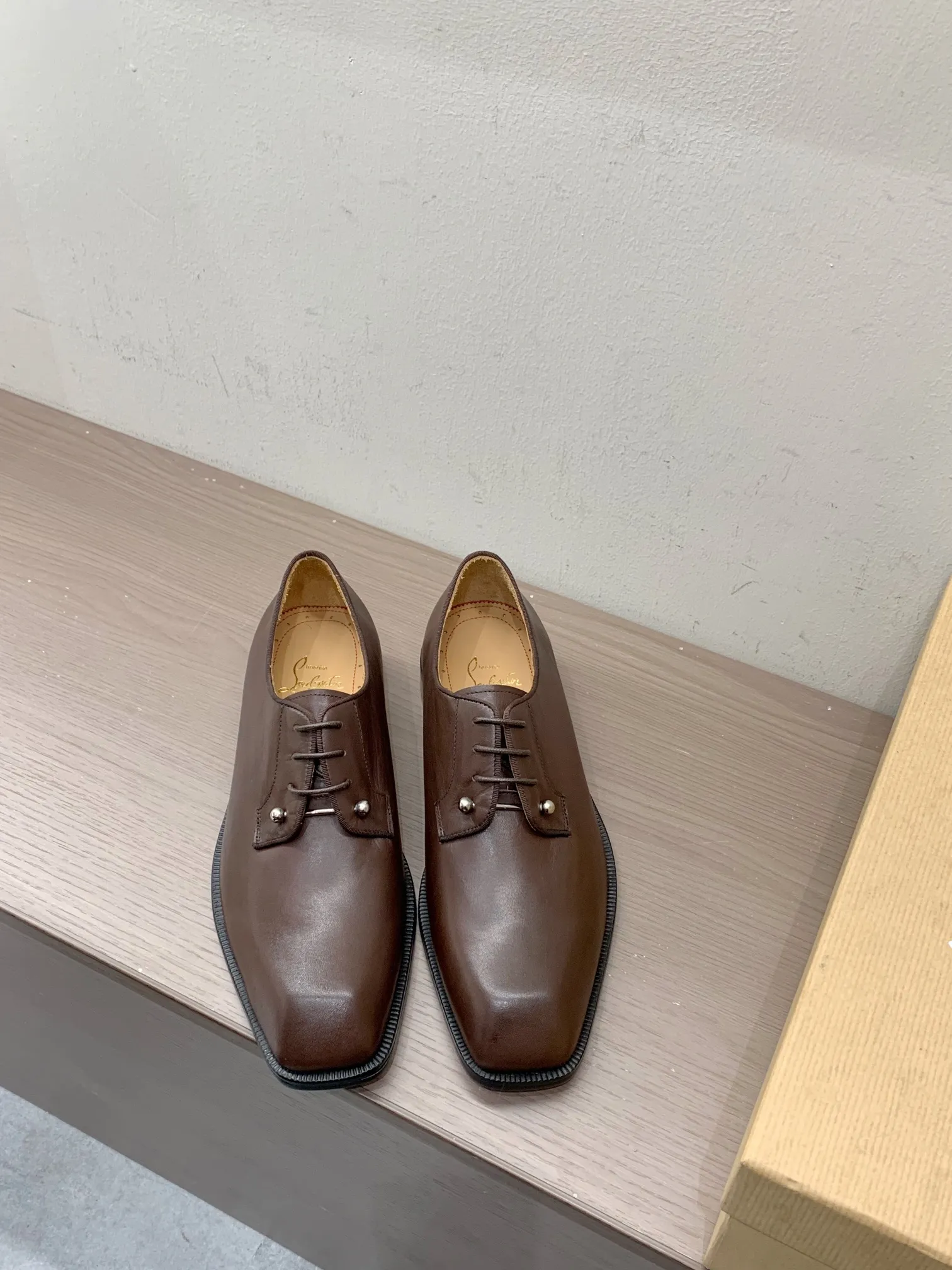 [CL red sole shoes] Top P: 1020💰 Size 39-44 (38.45.46 custom-made, non-returnable) Christian Louboutin men's classic Oxford shoes, men's business formal leather shoes💫Original molding, 1:1 replica, specially made for nobles. The unique shoe shape is unique and 100% comfortable! The whole shoe is made of imported Italian cowhide material, carefully selected, with fine pores and rich luster. Cow leather lining, soft and comfortable, sweat-absorbent and breathable. Genuine leather outsole, non-slip and wear-resistant, full of texture, elegant and luxurious overall, integrating comfort, formality and luxury! The Rolls Royce of shoes!
